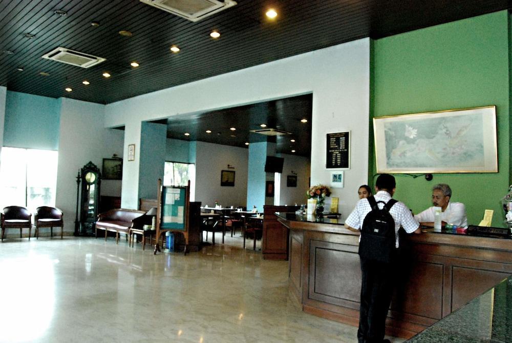 Super Oyo Townhouse 1 Hotel Salemba Jakarta Eksteriør bilde
